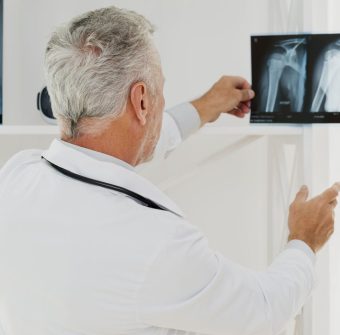 doktorski-mienia-promieniowanie-rentgenowskie-przeciw-swiatlu