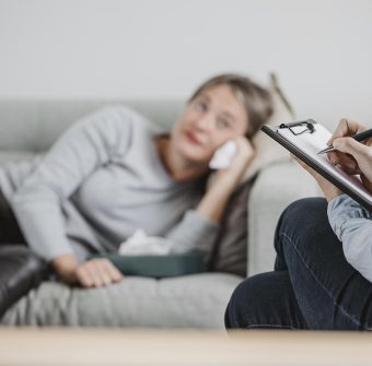 dorosla-kobieta-na-sesji-terapeutycznej