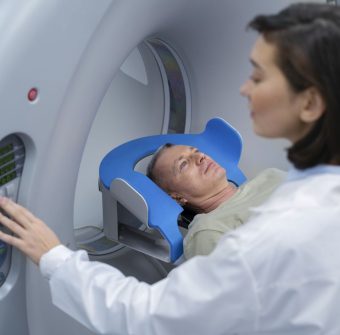 lekarz-przygotowujacy-pacjenta-tomografii-komputerowej