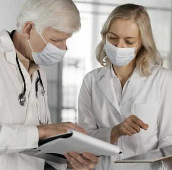 rozmawiaja-lekarze-w-maskach-medycznych