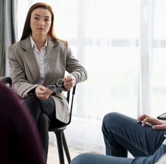 terapeuta-z-bliska-dyskutuje-z-ludzmi