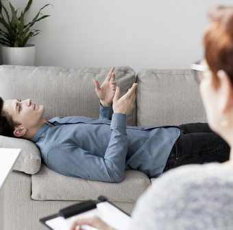 widok-z-przodu-psychologa-i-pacjenta