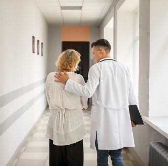 widok-z-tylu-lekarz-i-starszy-kobieta-spaceru