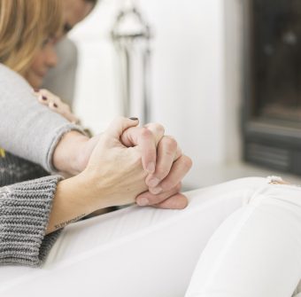 zakochana-para-przytulanie-przy-kominku