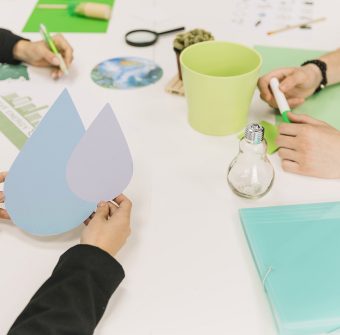 zakonczenie-biznesmena-reka-trzyma-woda-kropli-symbol